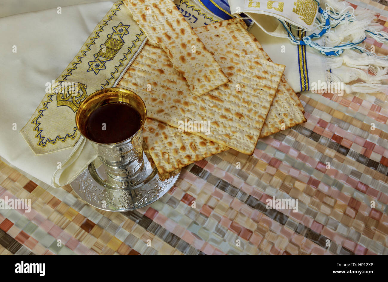Top Aussicht Wein und Matzoh jüdischen Pessach Brot über Stonebackground. Stockfoto