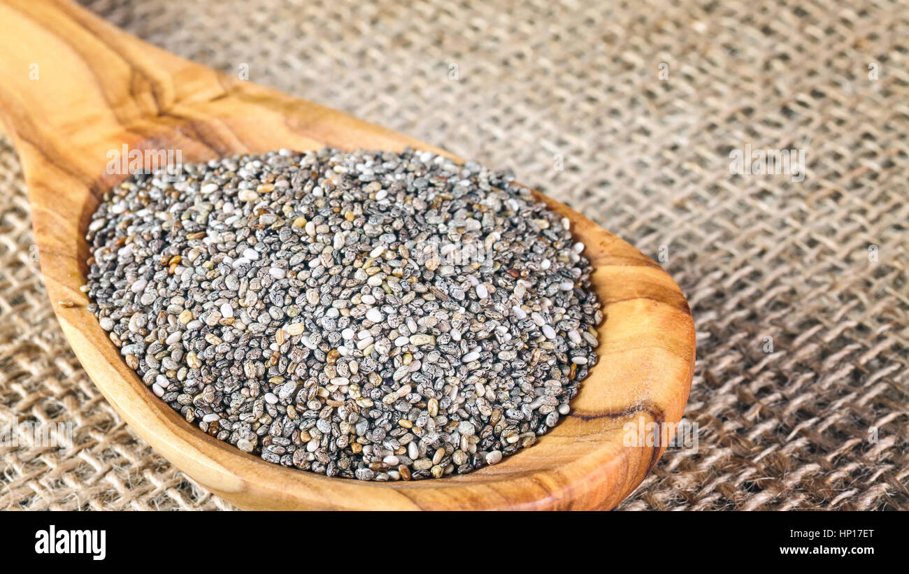 Nahaufnahme Bild von Chia-Samen in einem hölzernen Löffel, selektiven Fokus. Stockfoto