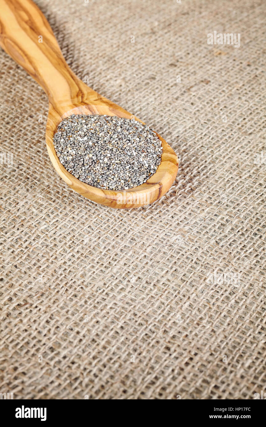 Nahaufnahme von Chia-Samen in einem hölzernen Löffel, Platz für Text. Stockfoto