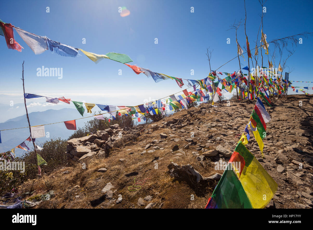 Buddhistische Gebetsfahnen auf einem Gipfel im Himalaya in der Nähe von Kanchenjunga, Nepal Stockfoto