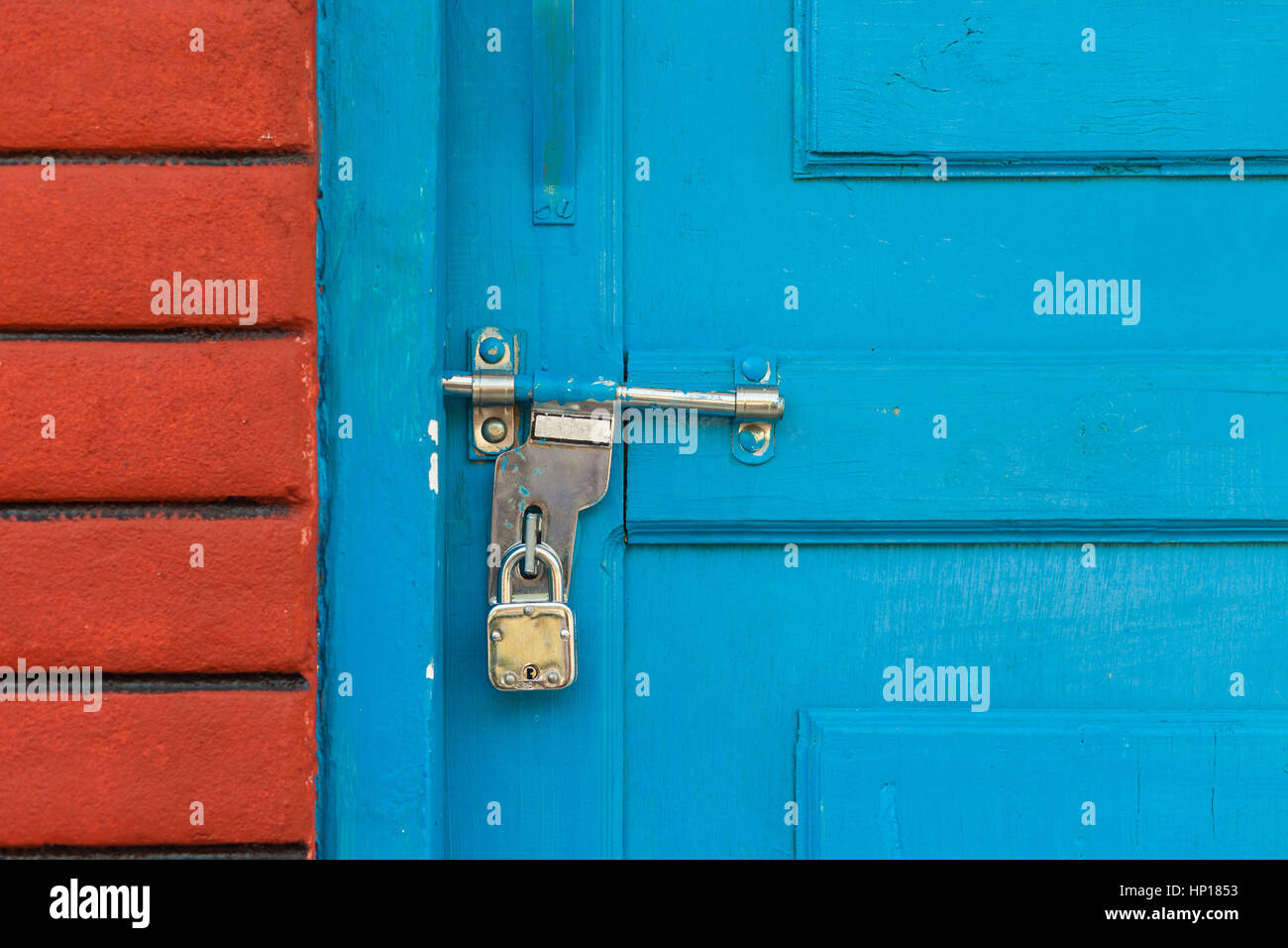 Vorhängeschloss Tür mit Bolzen auf dem indischen Subkontinent Stockfoto