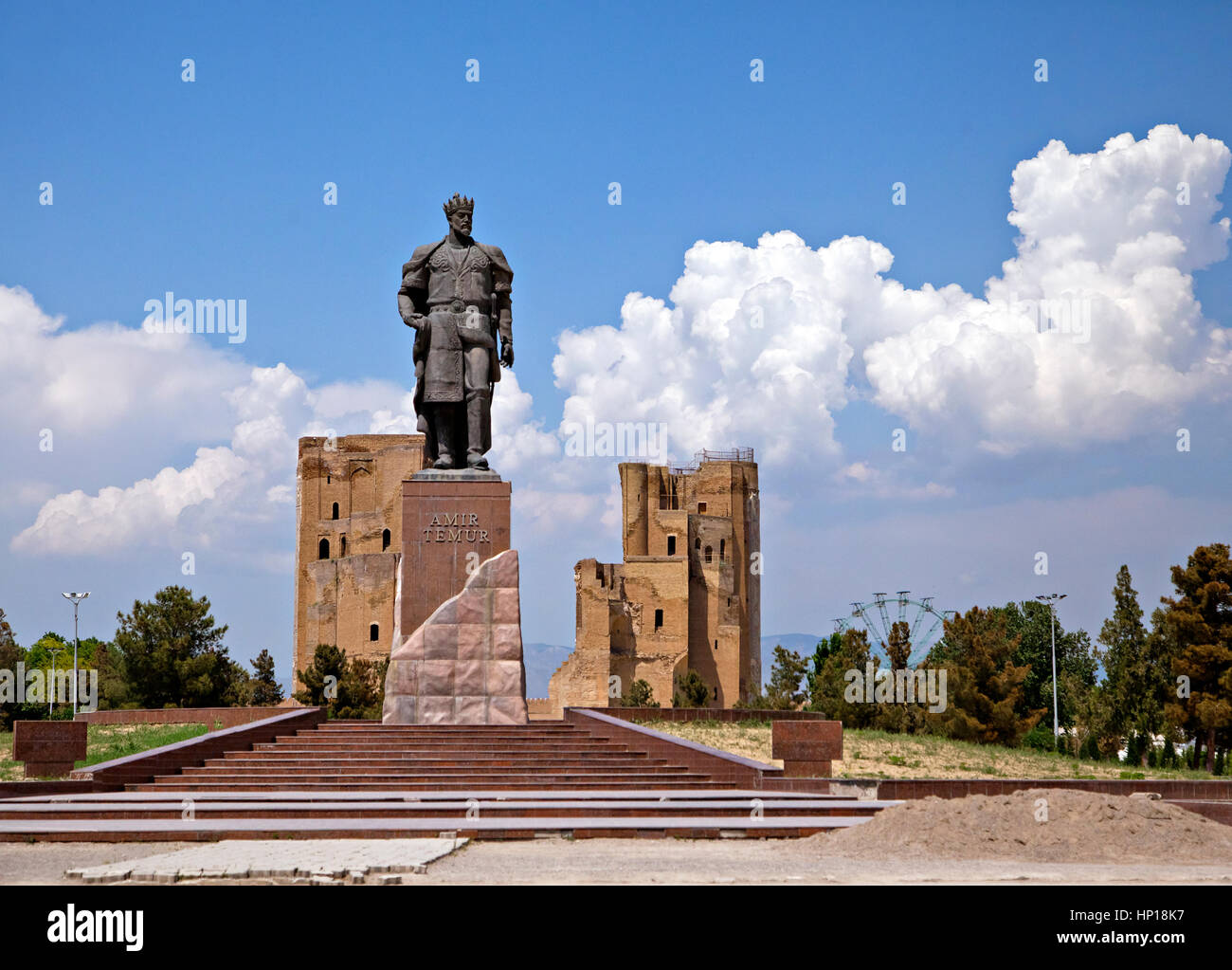 Statue von Timur und Ruinen des Ak Saray Palastes in Shahrisabz, Usbekistan Stockfoto