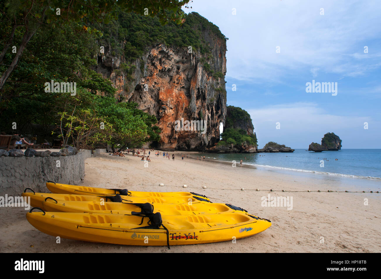 Kajaks für glückliche Insel, hut Phra Nang Beach, Railay, Provinz Krabi, Thailand, Südostasien, Asien. Hut Phra Nang Beach, Railay Beach, Formen eines t Stockfoto