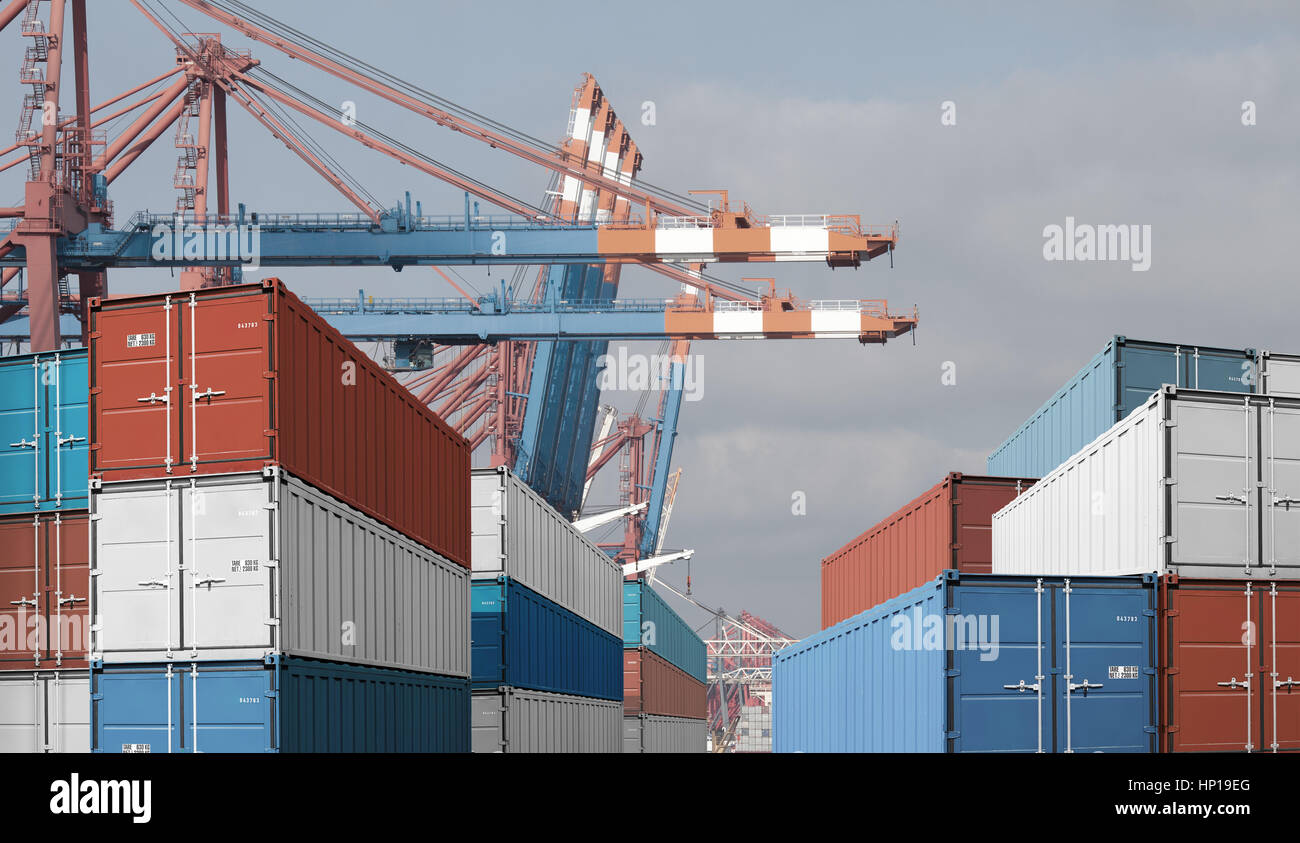 Export Import Ladung Container lose im Hafen mit Kran Stockfoto