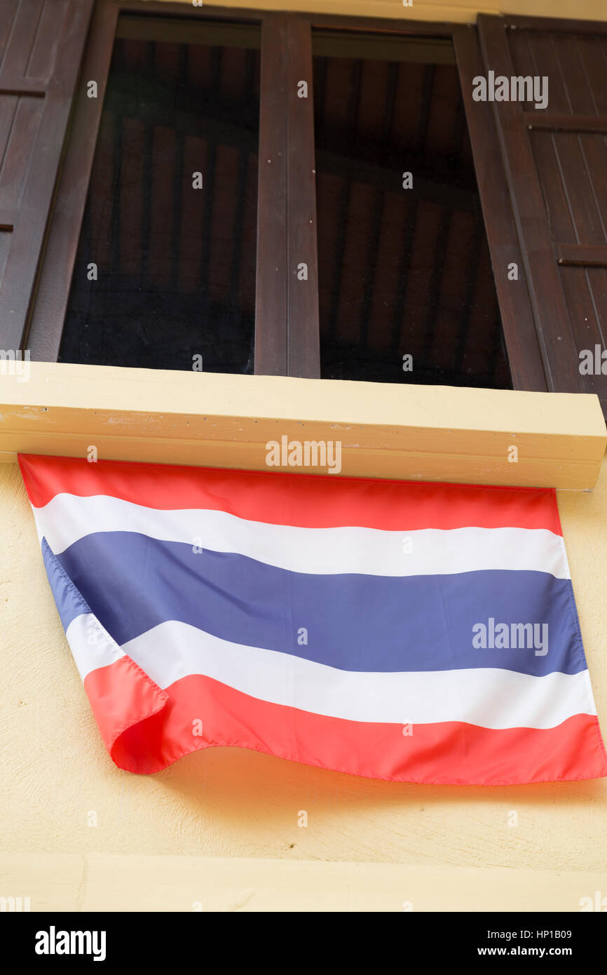 braune Holzfenster mit getöntem Glas dekorieren mit Thailand Nationalflagge Stockfoto