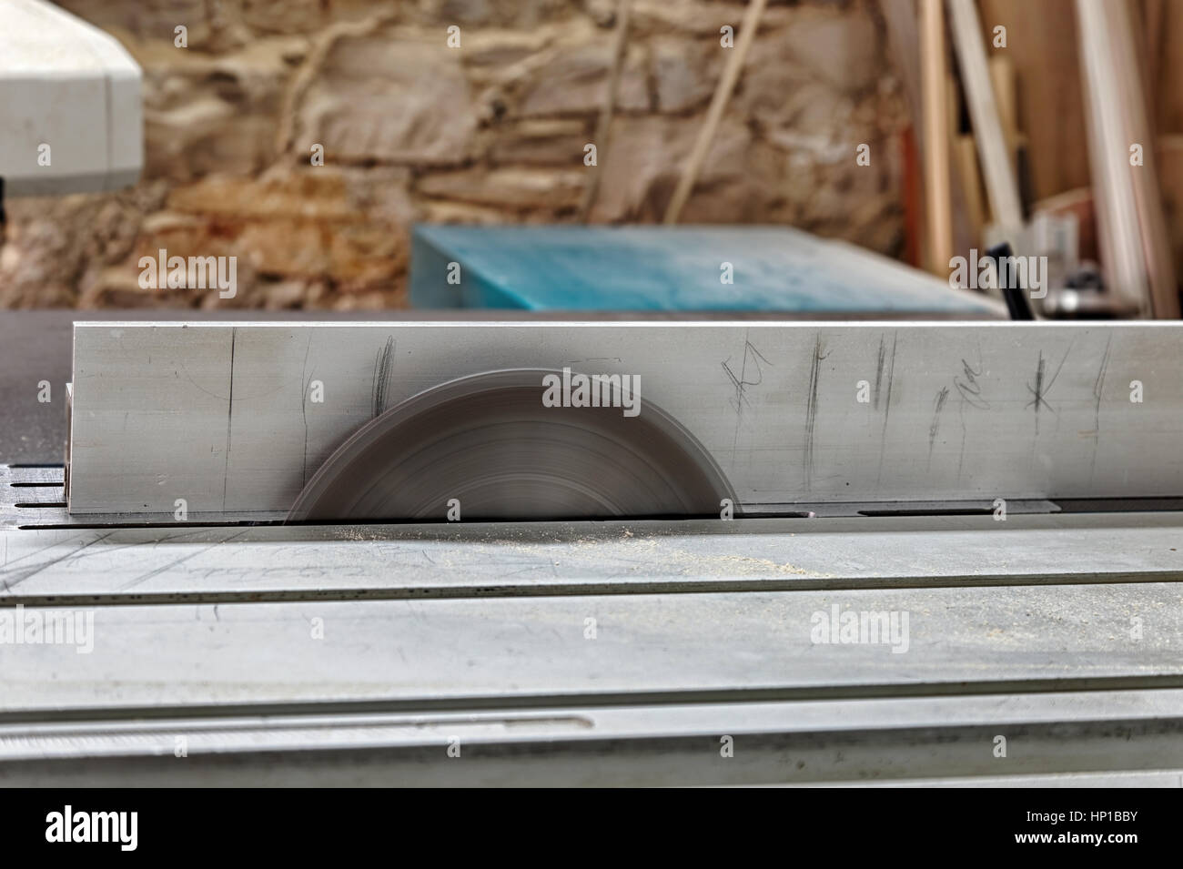 professionelle Kreissägeblatt, Seitenansicht Stockfoto