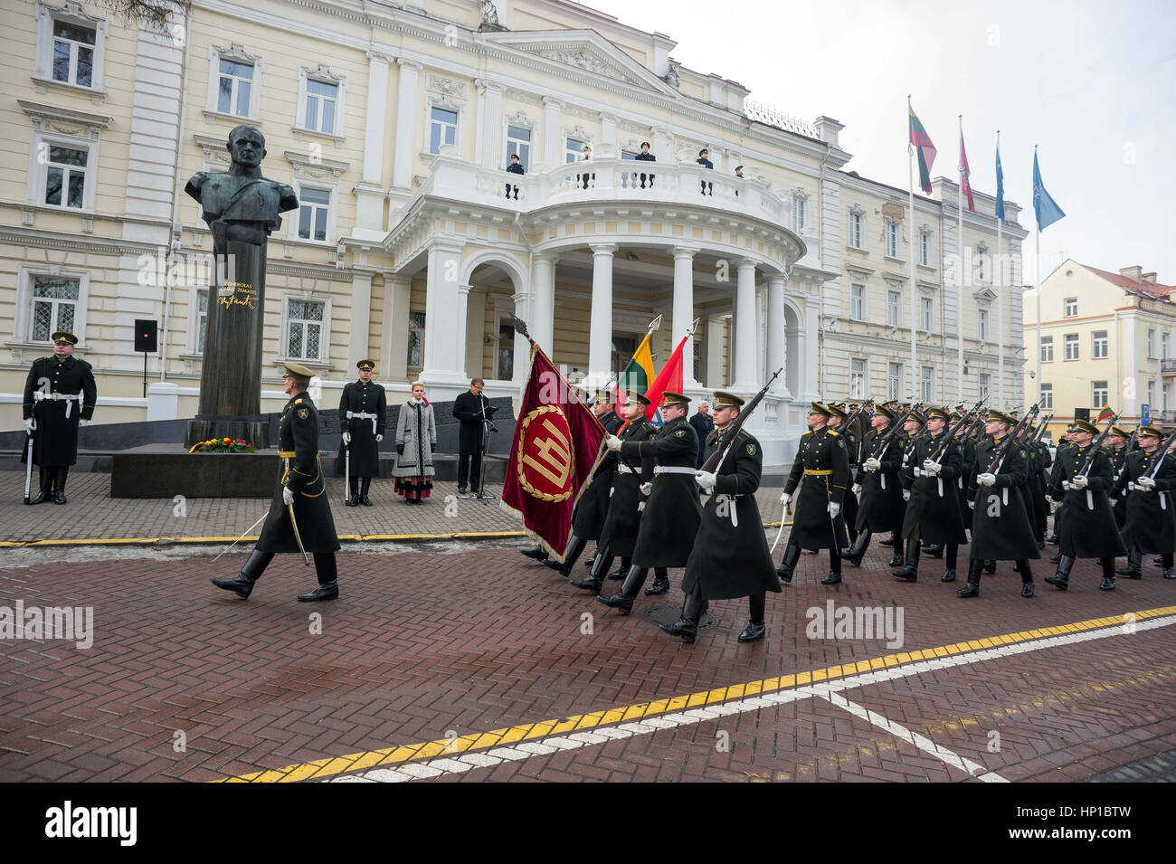 Vilnius, Litauen. 16. Februar 2017. Litauische Ehre Wachen März auf der Website der Anhebung Zeremonie während der Gedenkfeier zum 99. Jahrestag der Independence Day von Litauen in Vilnius, Litauen, 16. Februar 2017 Fahne. Litauen wurde ein unabhängiges Land am 16. Februar 1918, nach dem Ende der deutschen Besatzung. Bildnachweis: Alfredas Pliadis/Xinhua/Alamy Live-Nachrichten Stockfoto