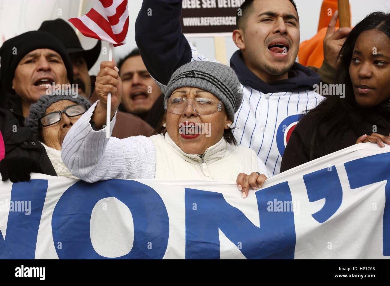 Chicago, USA. 16. Februar 2017. Eine Frau schreit, dass Slogans während einer Protestaktion zu zeigen, wie wichtig Einwanderer Amerikas Wirtschaft der Tag ohne Einwanderer an Union Park von Chicago, USA, 16. Februar 2017 sind. Bildnachweis: Wang Ping/Xinhua/Alamy Live-Nachrichten Stockfoto