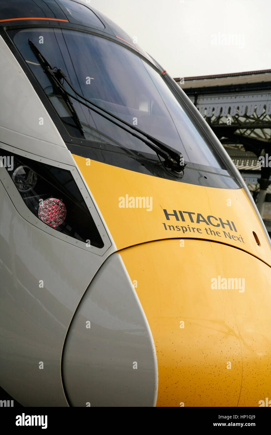 York, UK. 17. Februar 2017. Eine neue Hitachi gemacht 125 km/h Klasse 800 "Azuma" Elektro-Diesel-Zug wartet am Bahnhof York vor Beginn der high-Speed-Studien zwischen York und Darlington, in Vorbereitung auf seine 2018 Einführung in Service auf des Prestige London King Cross in Edinburgh Route für das Virgin Trains Ostküste Schiene Vorrecht. Die Züge werden von Hitachi Rail Europe am Standort in der Grafschaft Durham Newton Aycliffe hergestellt. Bildnachweis: David Soulsby/Alamy Live-Nachrichten Stockfoto