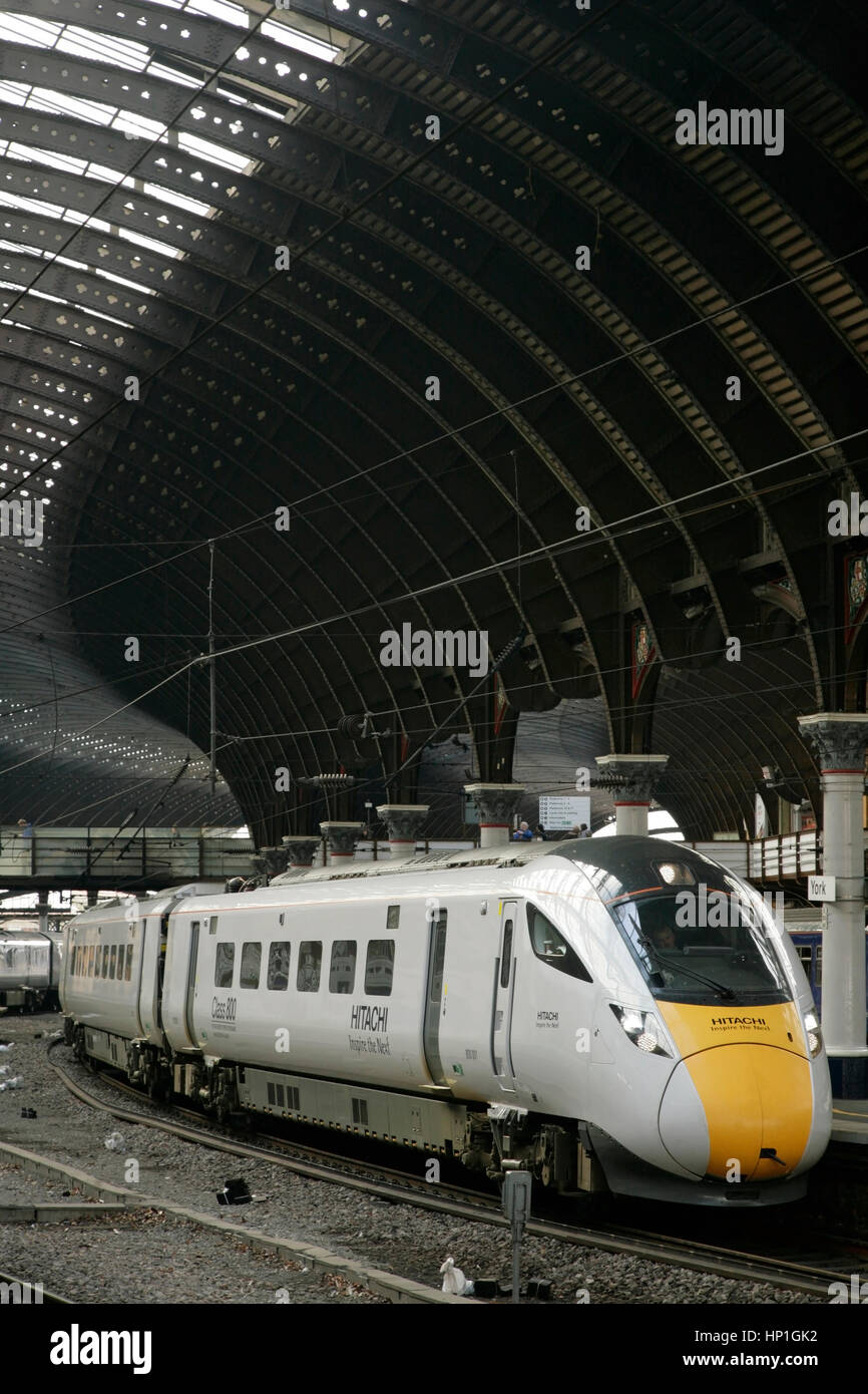 York, UK. 17. Februar 2017. Eine neue Hitachi gemacht 125 km/h Klasse 800 "Azuma" Elektro-Diesel-Zug wartet am Bahnhof York vor Beginn der high-Speed-Studien zwischen York und Darlington, in Vorbereitung auf seine 2018 Einführung in Service auf des Prestige London King Cross in Edinburgh Route für das Virgin Trains Ostküste Schiene Vorrecht. Die Züge werden von Hitachi Rail Europe am Standort in der Grafschaft Durham Newton Aycliffe hergestellt. Bildnachweis: David Soulsby/Alamy Live-Nachrichten Stockfoto