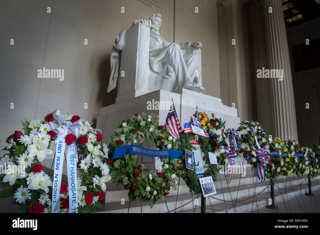 Washington, DC, USA. 16. Februar 2017. Am Lincoln Memorial in Washington, DC markieren Sie Kränze aus vielen Organisationen den Geburtstag von Abraham Lincoln 12 Februar und der Präsidenten-Feiertag, am 20. Februar 2017 gekennzeichnet. Bildnachweis: Tim Brown/Alamy Live-Nachrichten Stockfoto