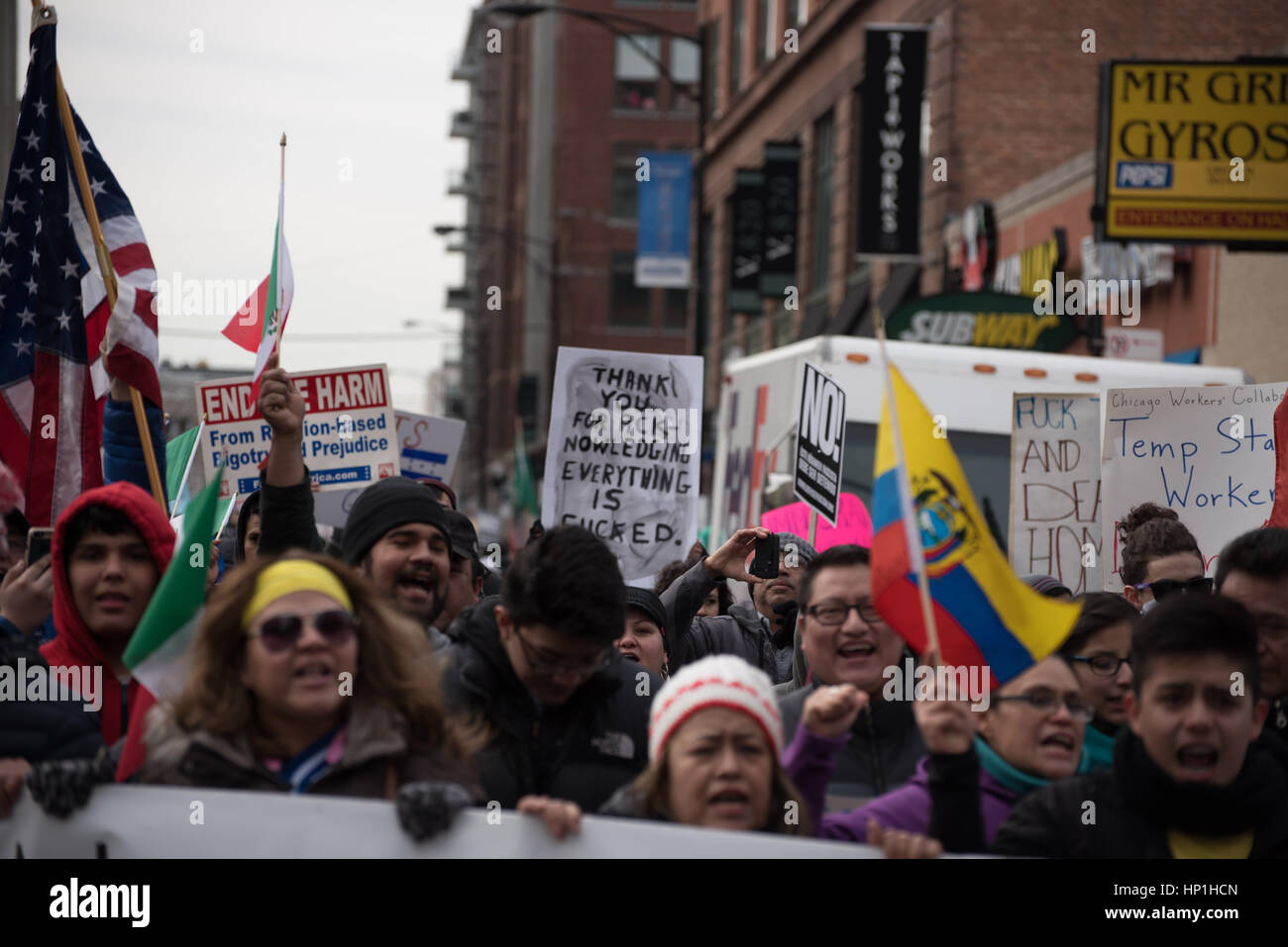 Chicago, USA. 16. Februar 2017. Demonstranten in Chicago marschierten im Rahmen eines landesweiten Protestes genannt Tag ohne Einwanderer gegen Präsident Trump Einwanderungspolitik. Bildnachweis: Die Perspektive von James/Alamy Live-Nachrichten Stockfoto