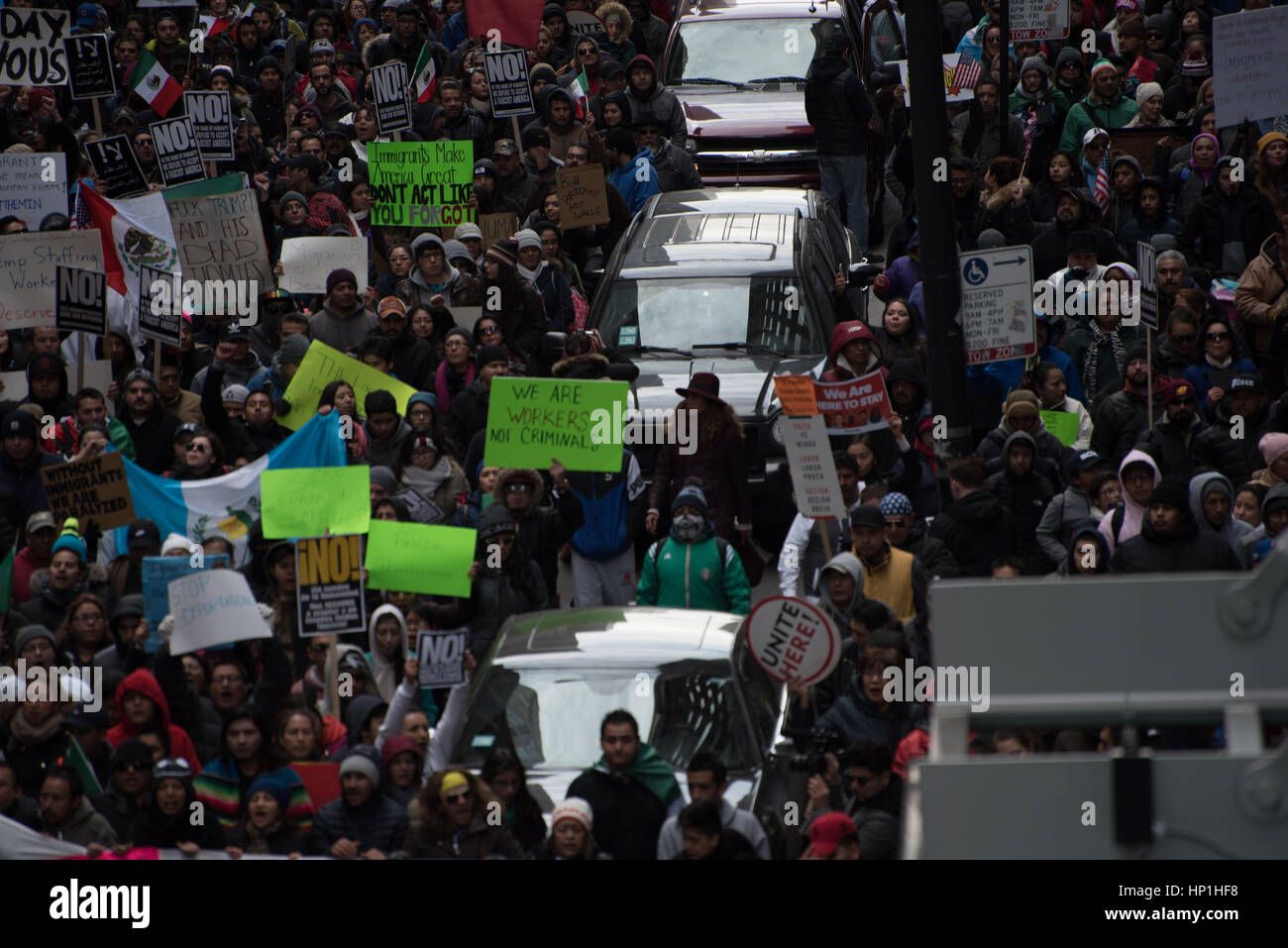 Chicago, USA. 16. Februar 2017. Demonstranten in Chicago marschierten im Rahmen eines landesweiten Protestes genannt Tag ohne Einwanderer gegen Präsident Trump Einwanderungspolitik. Bildnachweis: Die Perspektive von James/Alamy Live-Nachrichten Stockfoto