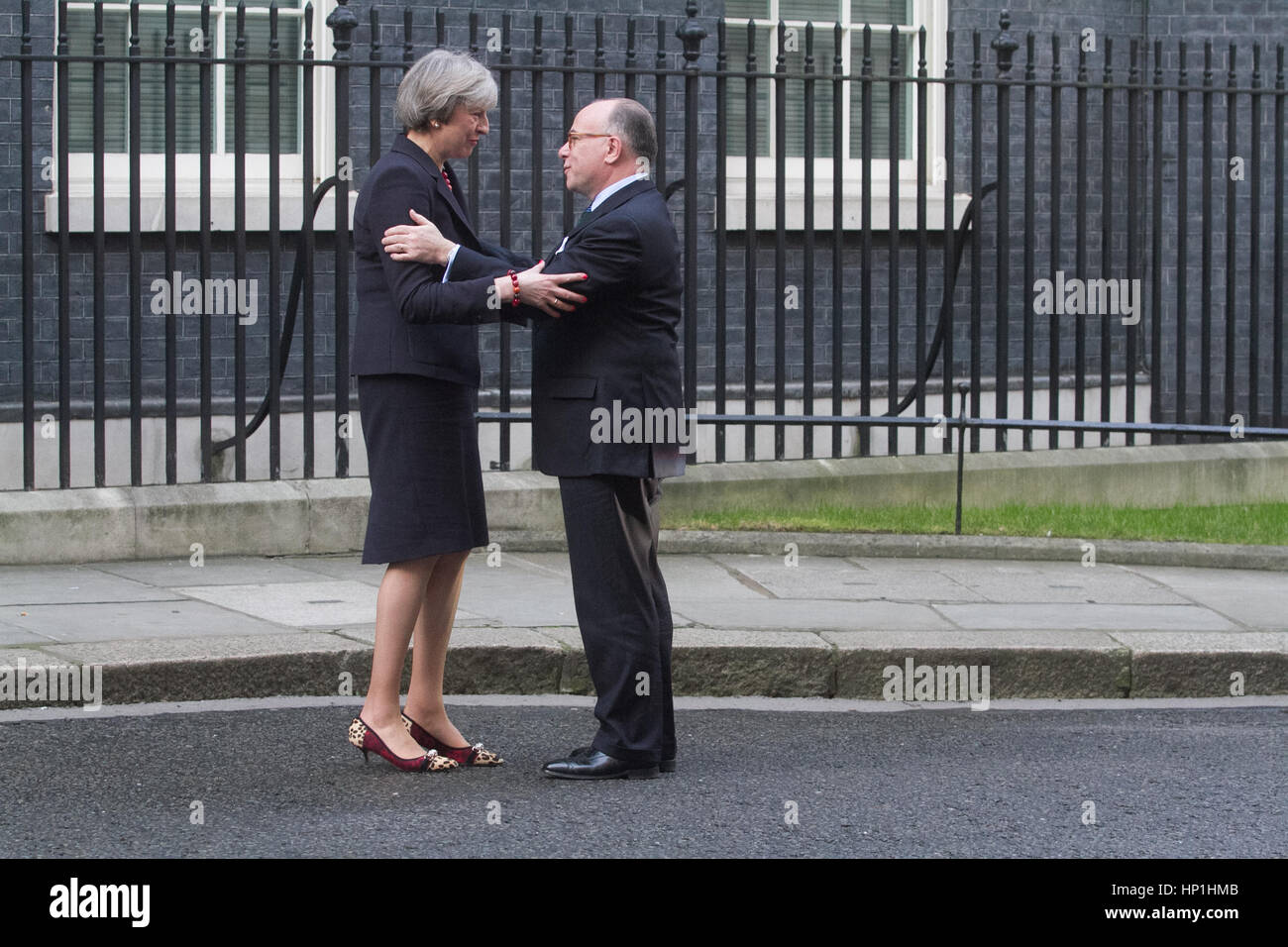 London, UK. 17. Februar 2017. Der britische Premierminister Theresa Mai begrüßt ihren französischen Amtskollegen Bernard Cazeneuve in 10 Downing Street auf seiner offiziellen UK Credit: Amer Ghazzal/Alamy Live-Nachrichten Stockfoto