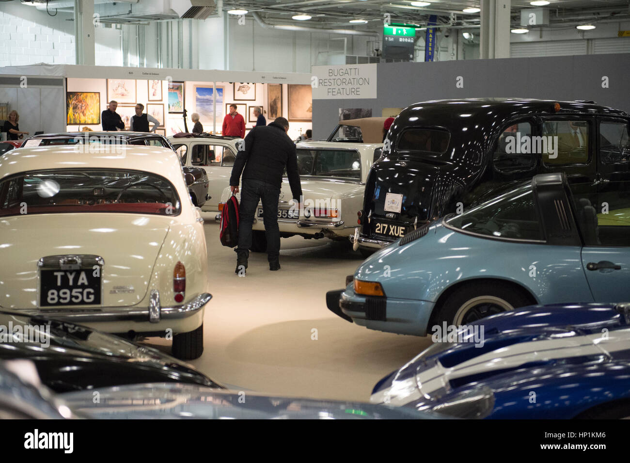 Olympia, London, UK. 17. Februar 2017. Historische Automobile Messe und Auktion Vorschau Tag. Historische Ultra-Luxus-Autos für private Eigentümer und Sammler, die in einer Vielzahl von Autos mit einer COYS-Auktion am Samstag, 18. Februar investieren. Bildnachweis: Malcolm Park Leitartikel/Alamy Live-Nachrichten Stockfoto