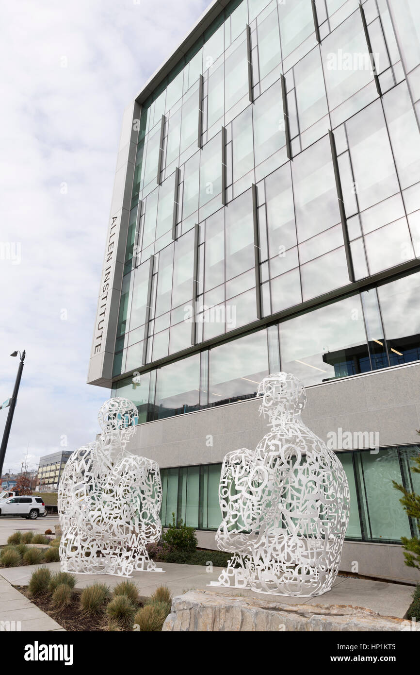 Seattle, USA. 16. Februar 2017. Seattle, Washington: Allen Institut für Hirnforschung. Die unabhängige, gemeinnützige medizinische Forschungseinrichtung 2003 von Microsoft-Mitbegründer Paul Allen gegründet, widmet sich das Verständnis der Funktionsweise des menschlichen Gehirns zu beschleunigen. Die Skulpturen mit dem Titel "Meeting of Minds: Mirall" des katalanischen Künstlers Jaume Plensa sind. Die sitzenden Formen sind ein Open-weben Patchwork aus Buchstaben und Symbole, die sieben Alphabete. Bildnachweis: Paul Gordon/Alamy Live-Nachrichten Stockfoto