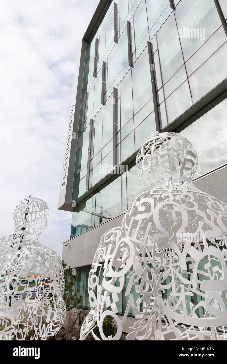 Seattle, USA. 16. Februar 2017. Seattle, Washington: Allen Institut für Hirnforschung. Die unabhängige, gemeinnützige medizinische Forschungseinrichtung 2003 von Microsoft-Mitbegründer Paul Allen gegründet, widmet sich das Verständnis der Funktionsweise des menschlichen Gehirns zu beschleunigen. Die Skulpturen mit dem Titel "Meeting of Minds: Mirall" des katalanischen Künstlers Jaume Plensa sind. Die sitzenden Formen sind ein Open-weben Patchwork aus Buchstaben und Symbole, die sieben Alphabete. Bildnachweis: Paul Gordon/Alamy Live-Nachrichten Stockfoto