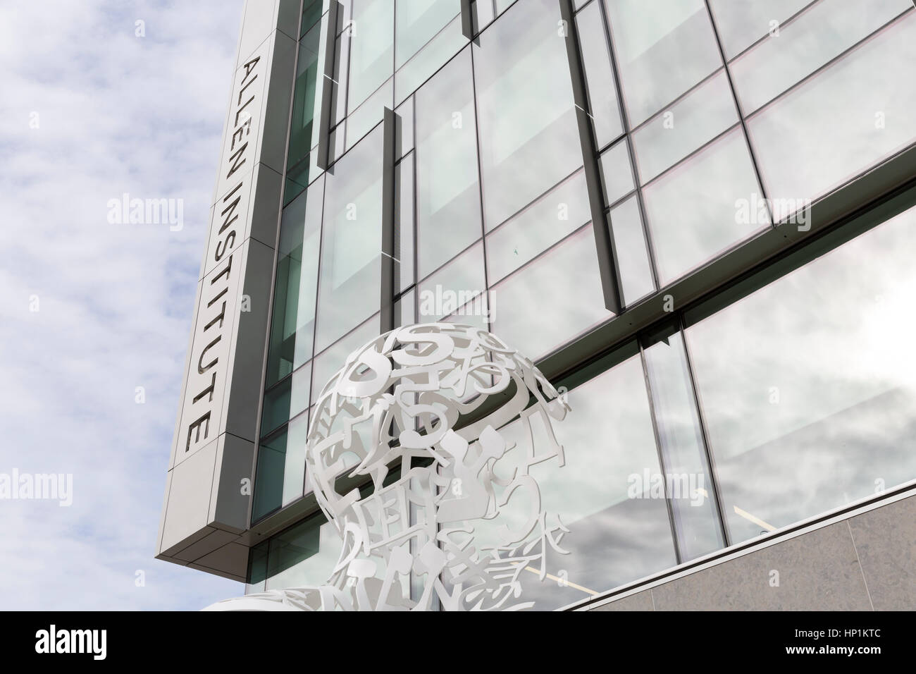Seattle, USA. 16. Februar 2017. Seattle, Washington: Allen Institut für Hirnforschung. Die unabhängige, gemeinnützige medizinische Forschungseinrichtung 2003 von Microsoft-Mitbegründer Paul Allen gegründet, widmet sich das Verständnis der Funktionsweise des menschlichen Gehirns zu beschleunigen. Die Skulpturen mit dem Titel "Meeting of Minds: Mirall" des katalanischen Künstlers Jaume Plensa sind. Die sitzenden Formen sind ein Open-weben Patchwork aus Buchstaben und Symbole, die sieben Alphabete. Bildnachweis: Paul Gordon/Alamy Live-Nachrichten Stockfoto