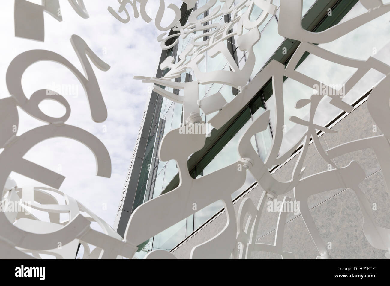 Seattle, USA. 16. Februar 2017. Seattle, Washington: Allen Institut für Hirnforschung. Die unabhängige, gemeinnützige medizinische Forschungseinrichtung 2003 von Microsoft-Mitbegründer Paul Allen gegründet, widmet sich das Verständnis der Funktionsweise des menschlichen Gehirns zu beschleunigen. Die Skulpturen mit dem Titel "Meeting of Minds: Mirall" des katalanischen Künstlers Jaume Plensa sind. Die sitzenden Formen sind ein Open-weben Patchwork aus Buchstaben und Symbole, die sieben Alphabete. Bildnachweis: Paul Gordon/Alamy Live-Nachrichten Stockfoto