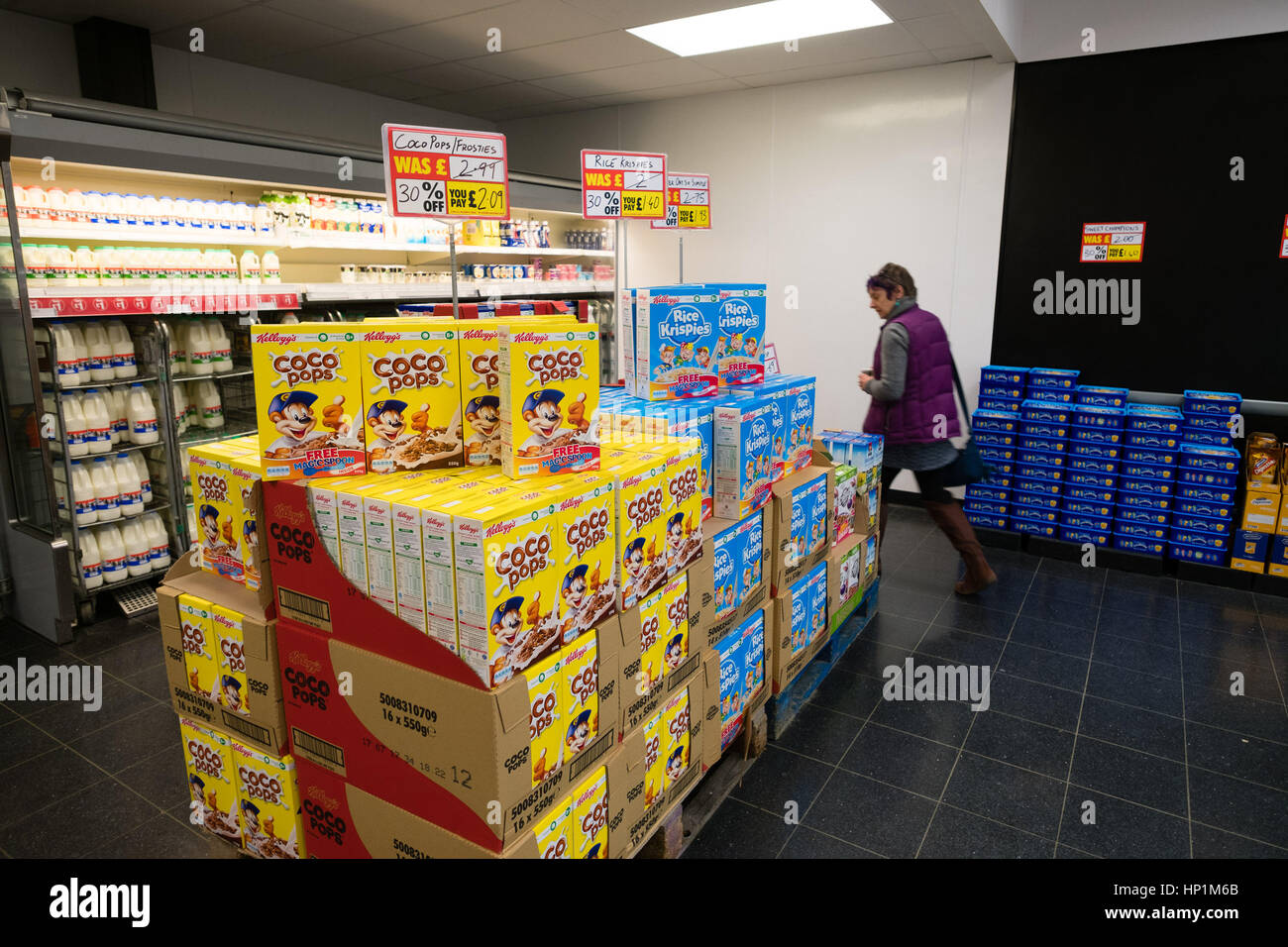 Aberystwyth, Wales, UK. 17. Februar 2017 nach der Ankündigung Anfang dieser Woche, dass die Ladenkette Budgens Supermarkt in Verwaltung, folgende "schwierigen Handelsbedingungen", ist die Niederlassung in Aberystwyth bereits soll geschlossen werden. Im Inneren des Shops Zeichen auf dem Display verkünden große Preissenkungen auf viele Produkte zum Verkauf als Frau Shopper jagt für Schnäppchen-Credit Foto: Keith Morris/Alamy Live News Stockfoto