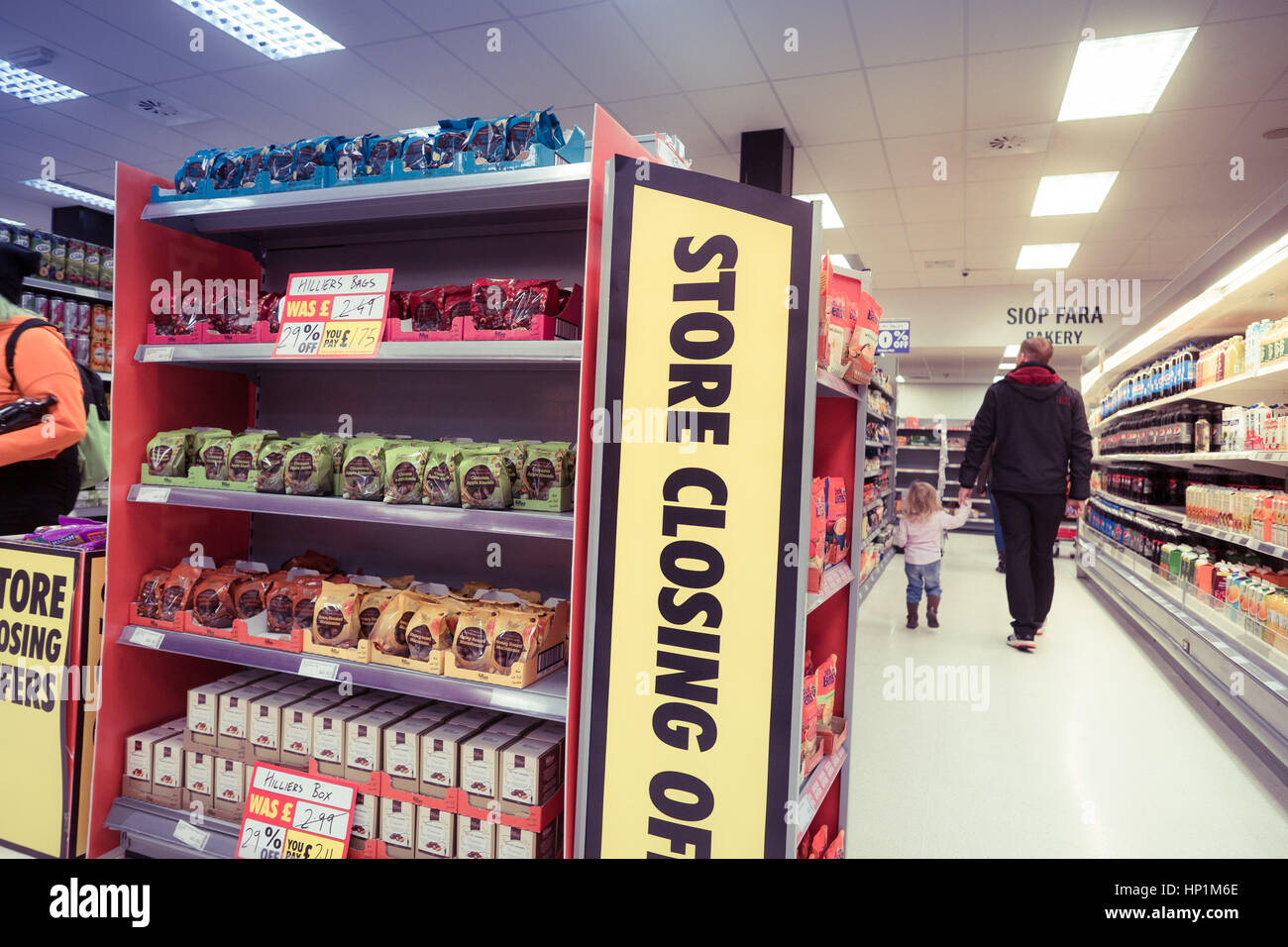Aberystwyth, Wales, UK. 17. Februar 2017 nach der Ankündigung Anfang dieser Woche, dass die Ladenkette Budgens Supermarkt in Verwaltung, folgende "schwierigen Handelsbedingungen", ist die Niederlassung in Aberystwyth bereits soll geschlossen werden. Im Inneren des Shops Zeichen auf dem Display verkünden große Preissenkungen auf viele Produkte auf Verkauf Photo Credit: Keith Morris/Alamy Live News Stockfoto
