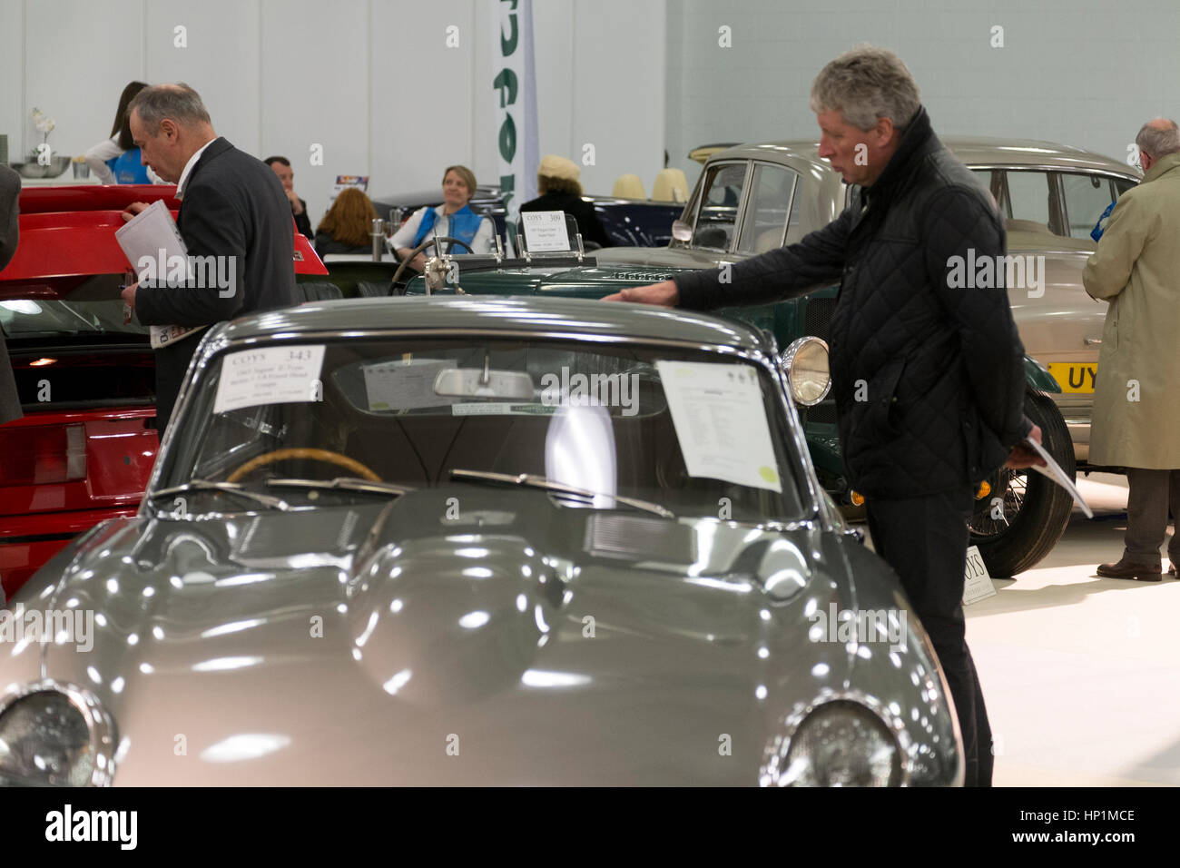 Olympia, London, UK. 17. Februar 2017. Historische Automobile Messe und Auktion Vorschau Tag. Historische Ultra-Luxus-Autos für private Eigentümer und Sammler, die in einer Vielzahl von Autos mit einer COYS-Auktion am Samstag, 18. Februar investieren. Bildnachweis: Malcolm Park Leitartikel/Alamy Live-Nachrichten Stockfoto