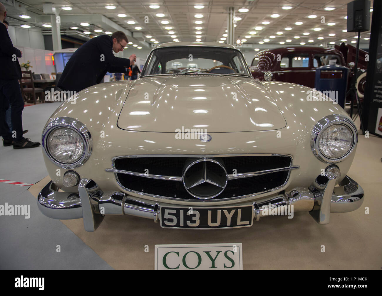 Olympia, London, UK. 17. Februar 2017. Historische Automobile Messe und Auktion Vorschau Tag. Historische Ultra-Luxus-Autos für private Eigentümer und Sammler, die in einer Vielzahl von Autos mit einer COYS-Auktion am Samstag, 18. Februar investieren. Bildnachweis: Malcolm Park Leitartikel/Alamy Live-Nachrichten Stockfoto