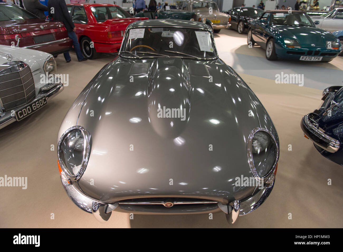 Olympia, London, UK. 17. Februar 2017. Historische Automobile Messe und Auktion Vorschau Tag. Historische Ultra-Luxus-Autos für private Eigentümer und Sammler, die in einer Vielzahl von Autos mit einer COYS-Auktion am Samstag, 18. Februar investieren. Foto: 1963 Jaguar E-Type Series 1 3.8 Coupé, Schätzung £90.000-£110 000. Bildnachweis: Malcolm Park Leitartikel/Alamy Live-Nachrichten Stockfoto