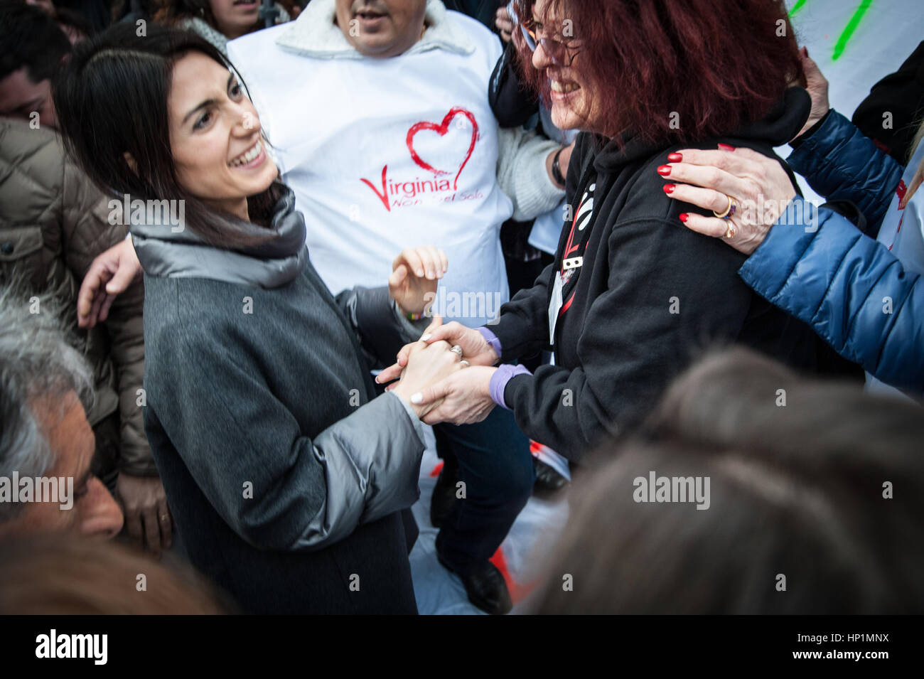 Rom Februry 17, 2017, Demonstration für den Bürgermeister von Rom Viirginia Raggi im Capitol.  Demonstration für Virgina Raggi, Massen von Anhängern in der Capitol Square Stockfoto