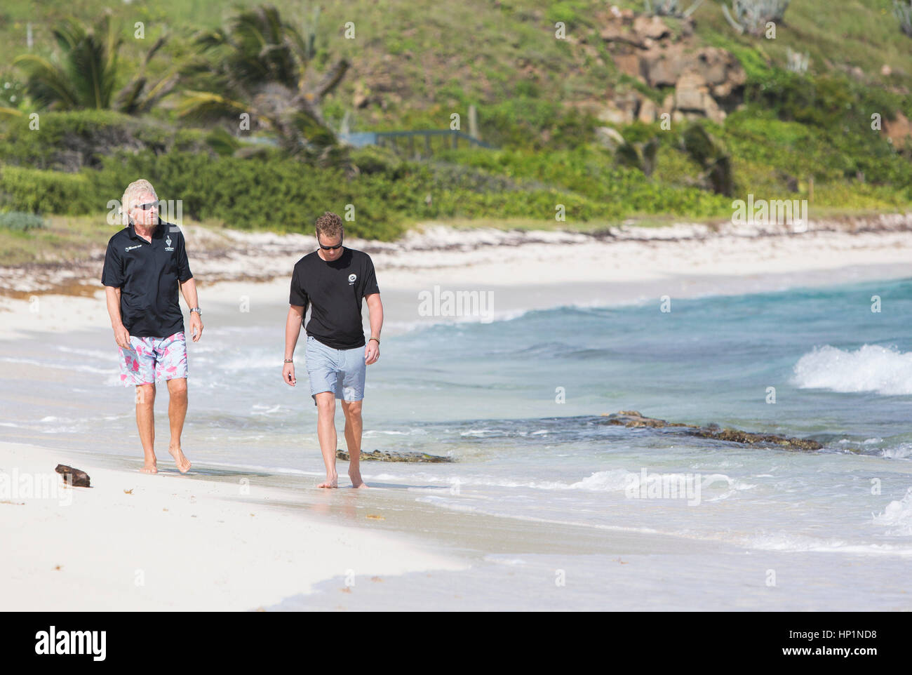 Neckar-Insel, Karibik, British Virgin Islands. 19. November 2014. Sir Richard Branson und Sohn Sam Fuß am Strand während einer Pause in der Tennis-Aktion auf Necker Island. Bildnachweis: Mark Greenberg/ZUMA Draht/Alamy Live-Nachrichten Stockfoto