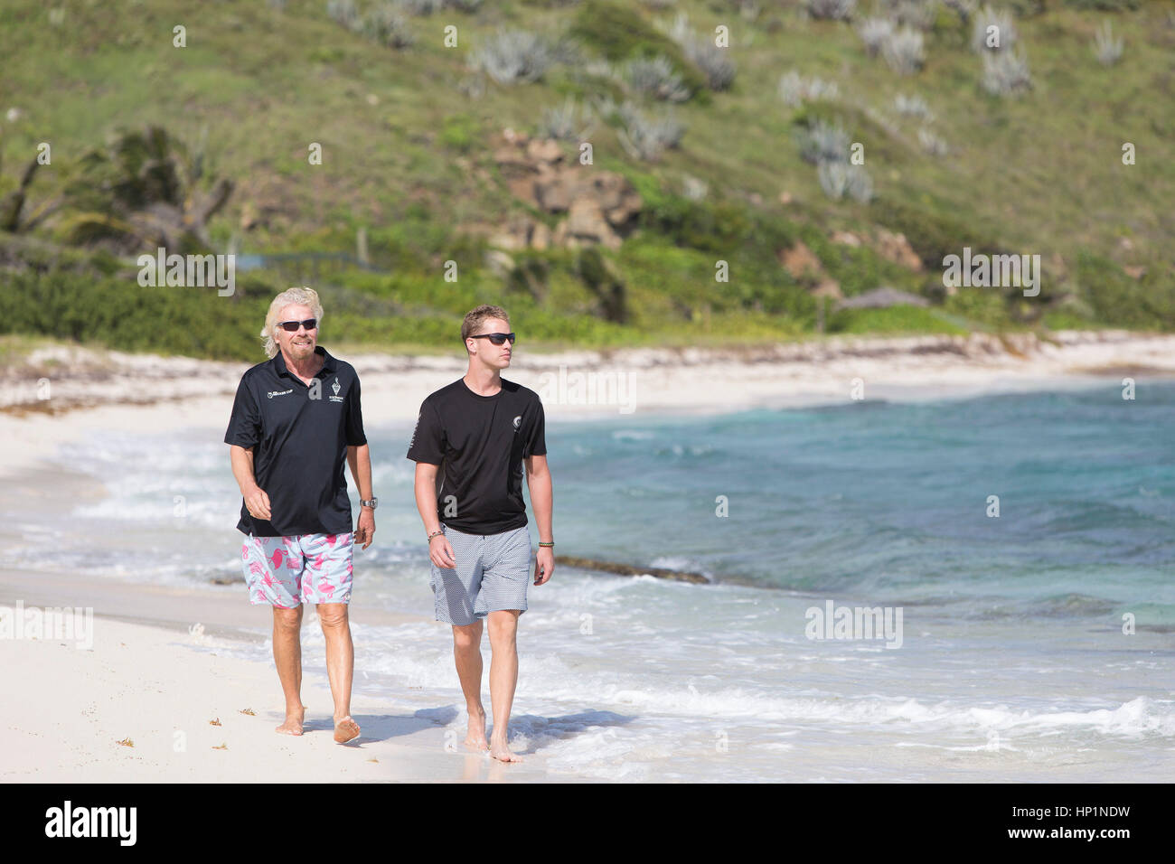 Neckar-Insel, Karibik, British Virgin Islands. 19. November 2014. Sir Richard Branson und Sohn Sam Fuß am Strand während einer Pause in der Tennis-Aktion auf Necker Island. Bildnachweis: Mark Greenberg/ZUMA Draht/Alamy Live-Nachrichten Stockfoto