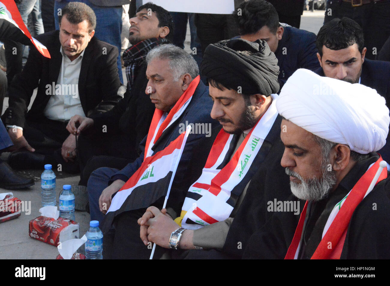 Bagdad, Irak. 17. Februar 2017. stiller Protest auf dem Tahrir-Platz Zentrum von Bagdad fordert die irakische Regierung für Reformen in allen Bereichen © 2017 Methaq Alfayyadh) / Alamy Live News Stockfoto