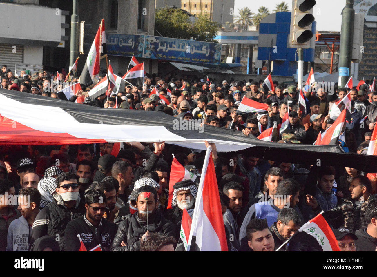 Bagdad, Irak. 17. Februar 2017. stiller Protest auf dem Tahrir-Platz Zentrum von Bagdad fordert die irakische Regierung für Reformen in allen Bereichen © 2017 Methaq Alfayyadh) / Alamy Live News Stockfoto