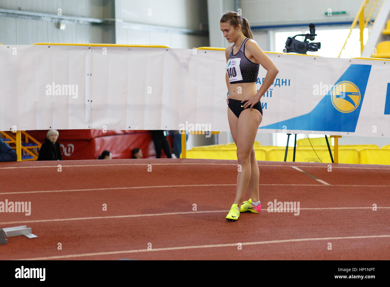 Sumy, Ukraine. 17. Februar 2017. Viktoria Tkachuk (140) vor Qualifikation Rennen bei den Frauen 400m in ukrainischen indoor Leichtathletik-Meisterschaft läuft. Bildnachweis: Sergii Kumer/Alamy Live-Nachrichten Stockfoto