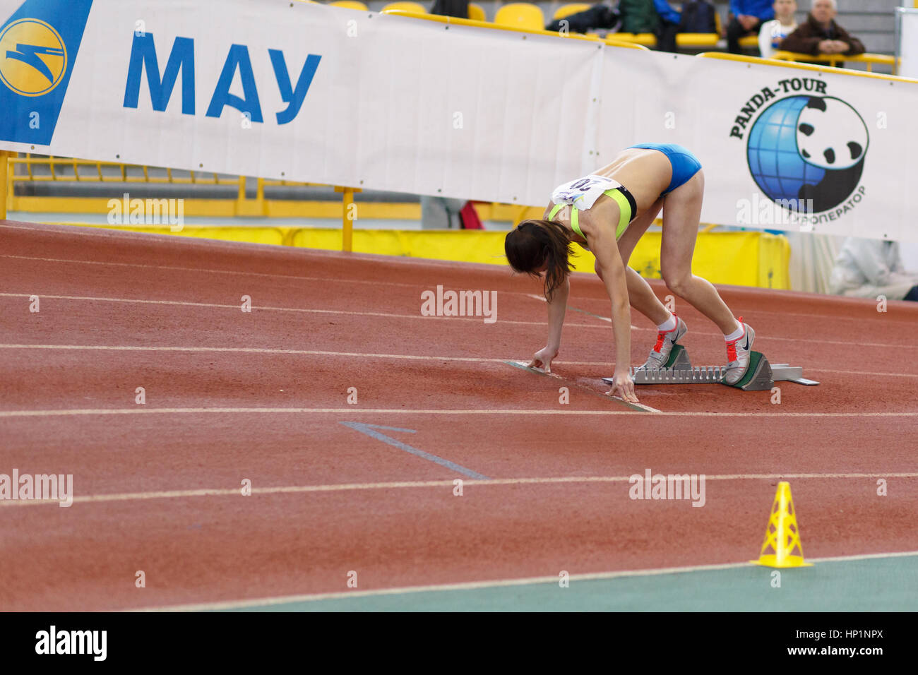 Sumy, Ukraine. 17. Februar 2017. Kovtun Inna (20) vor Qualifikation Rennen bei den Frauen 400m in ukrainischen indoor Leichtathletik-Meisterschaft läuft. Bildnachweis: Sergii Kumer/Alamy Live-Nachrichten Stockfoto