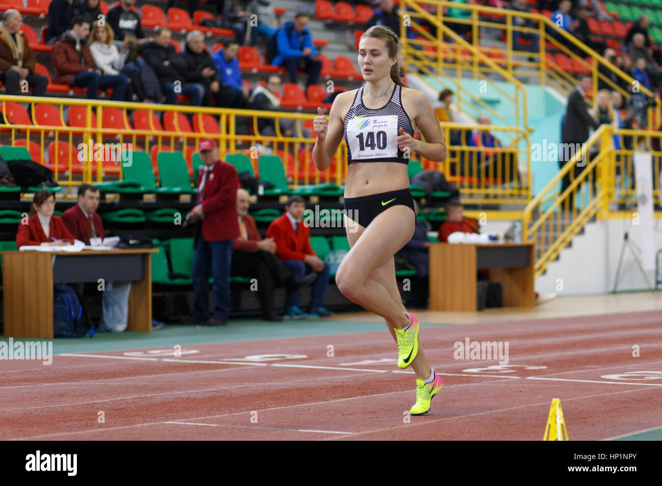 Sumy, Ukraine. 17. Februar 2017. Viktoria Tkachuk (140) bei den Frauen laufen 400m in ukrainischen indoor Leichtathletik-Meisterschaft läuft. Bildnachweis: Sergii Kumer/Alamy Live-Nachrichten Stockfoto
