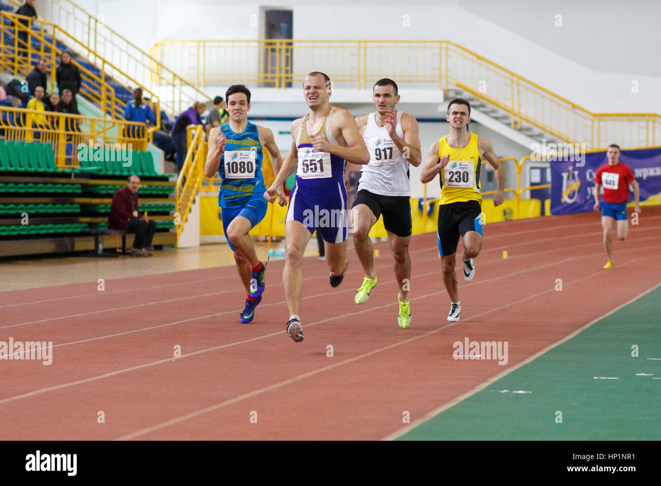 Sumy, Ukraine. 17. Februar 2017. Sportler mit Qualifikation Rennen bei den Herren 400m in ukrainischen indoor Leichtathletik-Meisterschaft läuft. Bildnachweis: Sergii Kumer/Alamy Live-Nachrichten Stockfoto