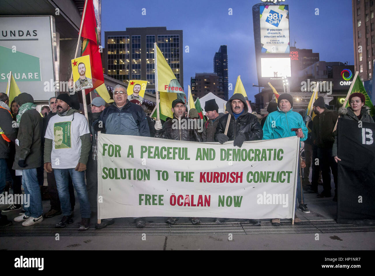 Toronto, Ontario, Kanada. 15. Februar 2017. Kurdische protestieren in Toronto, Demonstranten fordern eine friedliche und demokratische Lösung für die Kurden in der Türkei Bilder der Arbeiterpartei Kurdistans Parteiführer Abdullah Ã – Calan, fordern seine Freilassung halten. Bildnachweis: Johnny De Franco/ZUMA Draht/Alamy Live-Nachrichten Stockfoto