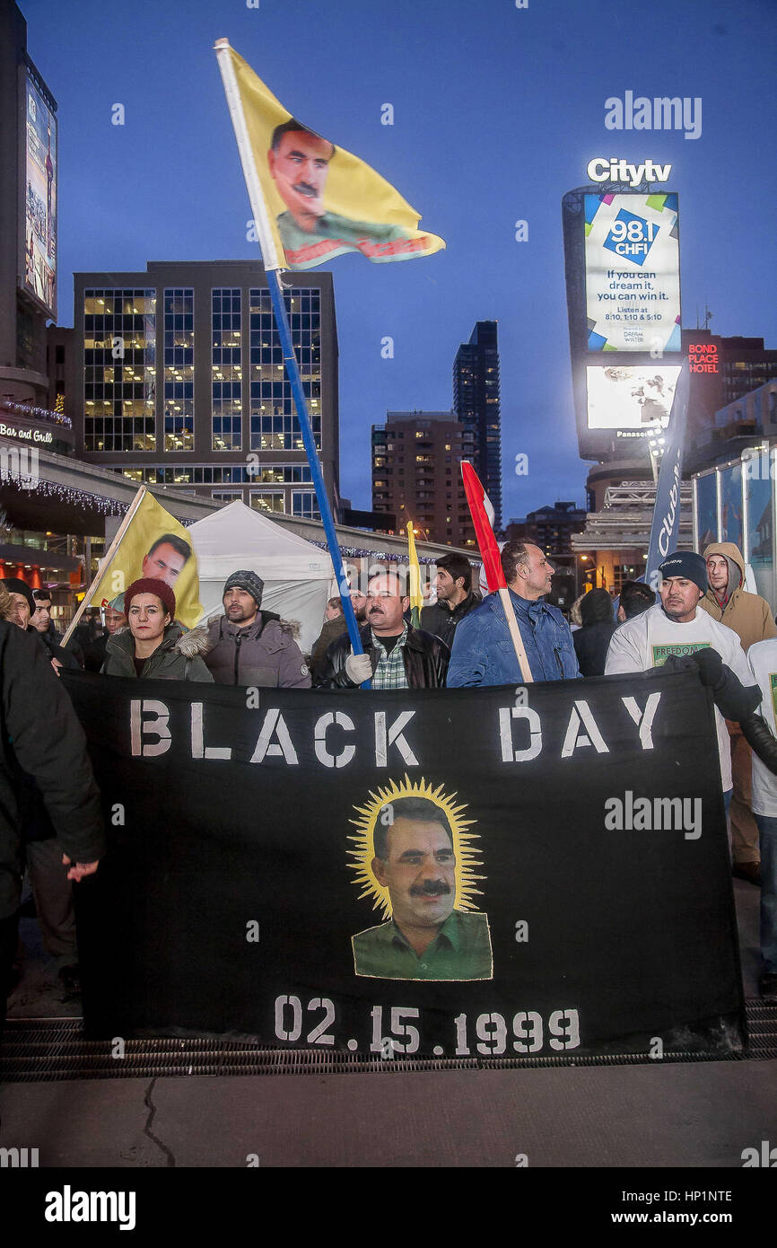 Toronto, Ontario, Kanada. 15. Februar 2017. Kurdische protestieren in Toronto, Demonstranten fordern eine friedliche und demokratische Lösung für die Kurden in der Türkei Bilder der Arbeiterpartei Kurdistans Parteiführer Abdullah Ã – Calan, fordern seine Freilassung halten. Bildnachweis: Johnny De Franco/ZUMA Draht/Alamy Live-Nachrichten Stockfoto