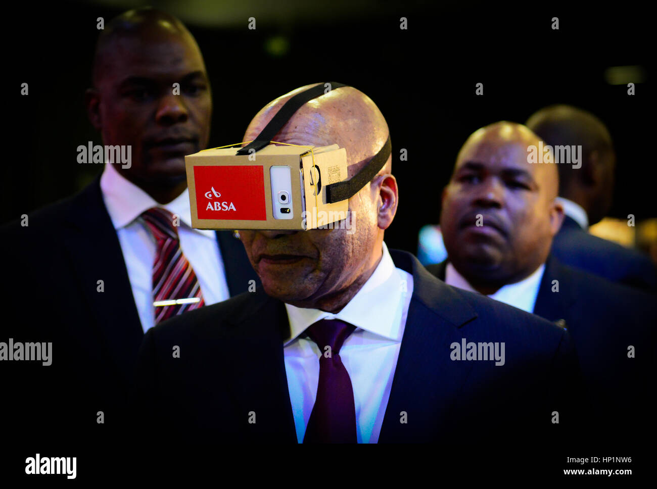 (170217)--JOHANNESBURG, 17. Februar 2017 (Xinhua)--Datei Foto am 7. April 2016 zeigt Südafrikas Präsident Jacob Zuma versucht eine VR-Gerät zur Verfügung gestellt von amalgamiert Banken von Südafrika (ABSA) während der Einführung von eChannel Pilotprojekt von der Department of Home Affairs im Gallagher Convention Center in Midrand, in der Nähe von Johannesburg,? South? Afrika.? Die südafrikanische Regierung bereit ist, gegen Marktmissbrauch, Preisabsprachen und Absprachen im privaten Sektor zu handeln, um die Wirtschaft des Landes zu schützen, sagte Präsident Jacob Zuma am 16. Februar 2017. Zuma sprach nach der wieder Stockfoto