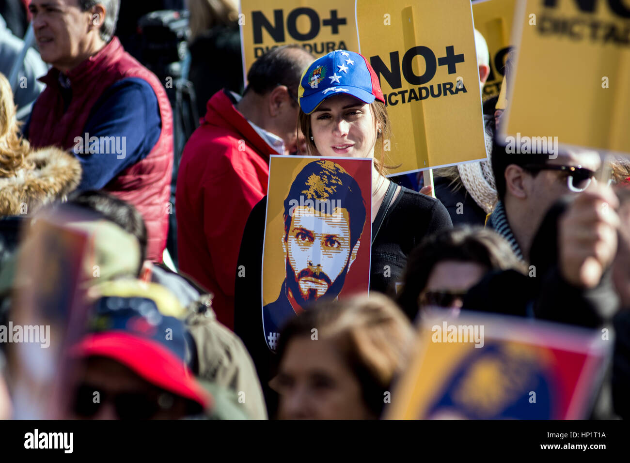 Madrid, Spanien. 18. Februar 2017. Eine Frau hält ein Bild von Leopoldo Lopez während einer Protestaktion forderten die Freilassung von politischen Gefangenen Credit: Marcos del Mazo/Alamy Live News Stockfoto