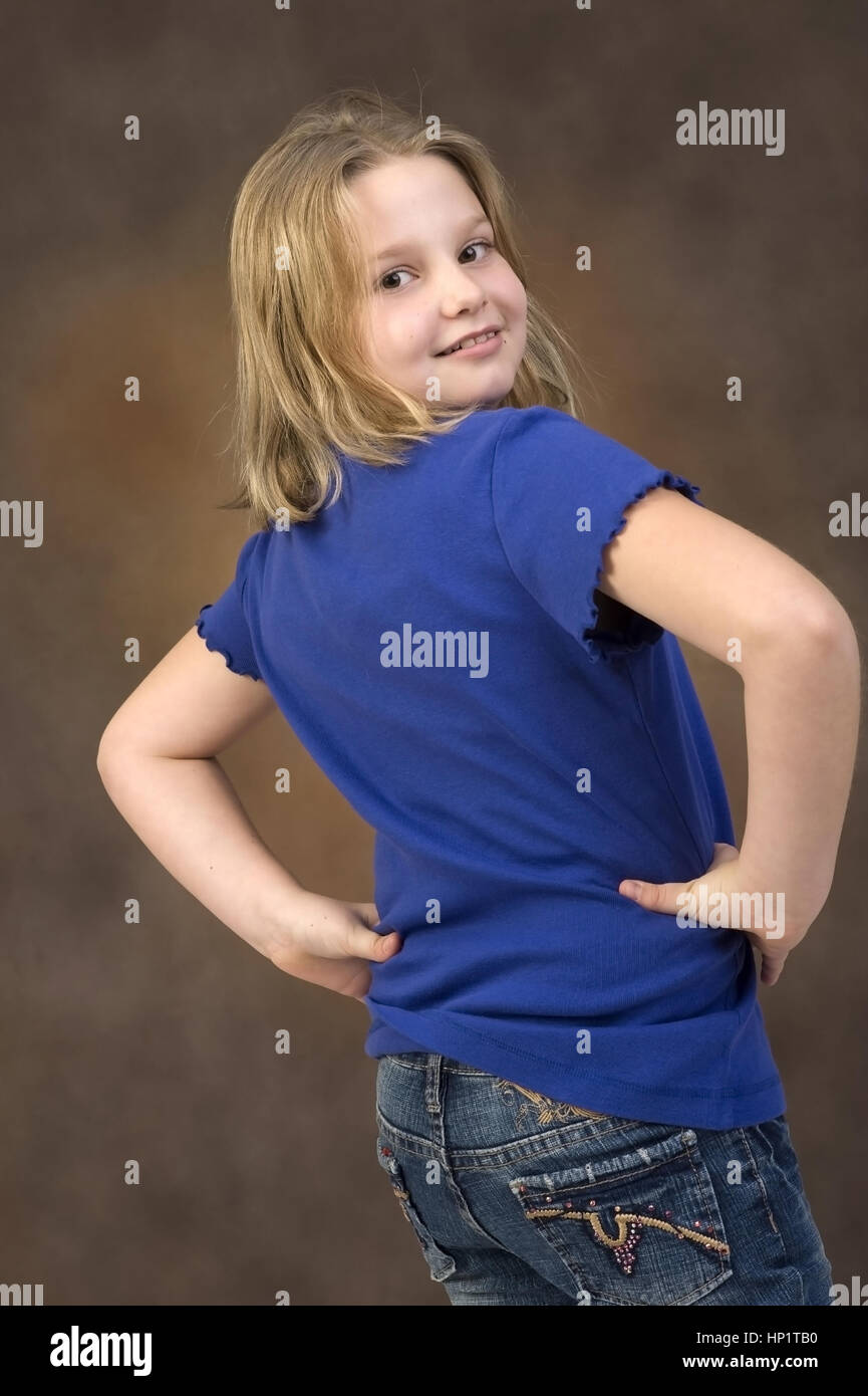 Model Release, näher, 8 Jahre, in Pose - Mädchen posiert Stockfoto