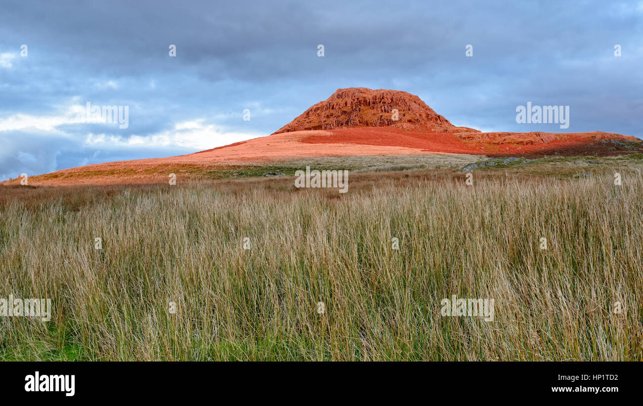 Stimmungsvolle Himmel über Sitz wie ein deutlich geformten Hügel mit Blick auf Birker fiel in den Lake District National Park in Cumbria Stockfoto