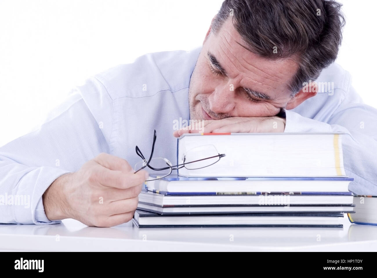 Model-release, Mann, 50 +, Schlaeft Auf Buecherstapel - Mann schlafen auf Bücher Stockfoto