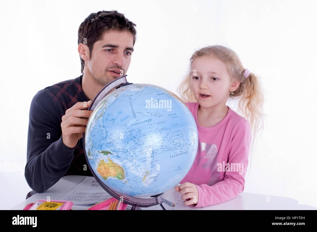 Model Release, Vater Und Tochter Mit Globus - Vater und Tochter mit Globus Stockfoto