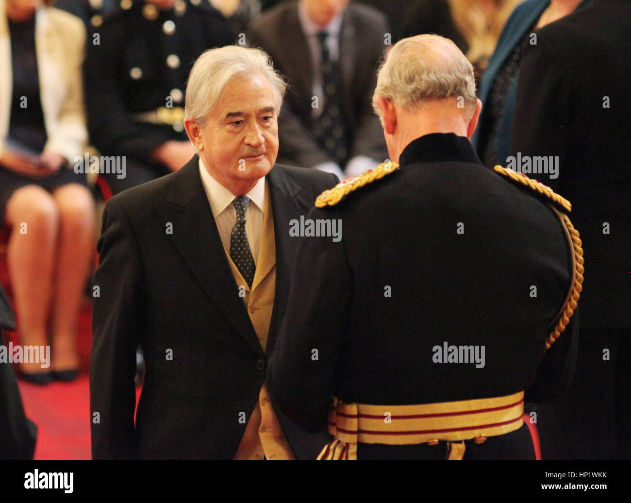 Sir Antony Beevor aus London erfolgt Knight Bachelor des britischen Empire durch den Prince Of Wales während einer Investitur-Feier im Buckingham Palace, London. Stockfoto