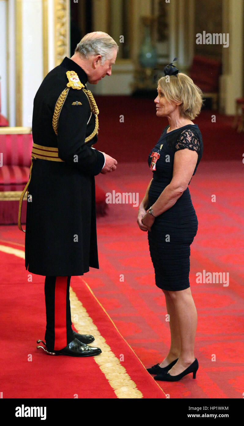 Penny Briscoe aus Nottingham erfolgt durch den Prince Of Wales während einer Investitur-Feier im Buckingham Palace, London OBE (Officer of the Order of the British Empire). Stockfoto