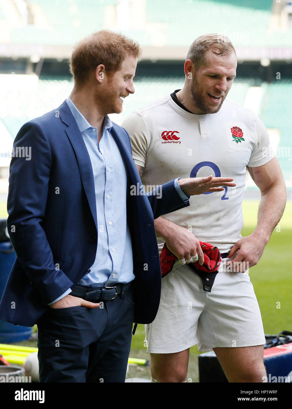 Prinz Harry (links) spricht mit England Rugby-Spieler James Haskell während eines Besuchs in einem England Rugby Squad-Training im Twickenham Stadium in London. Stockfoto