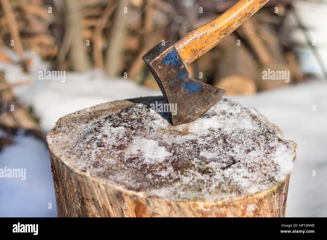 Vorbereitung von Brennholz. Holzhacken für Kraftstoff. Stockfoto