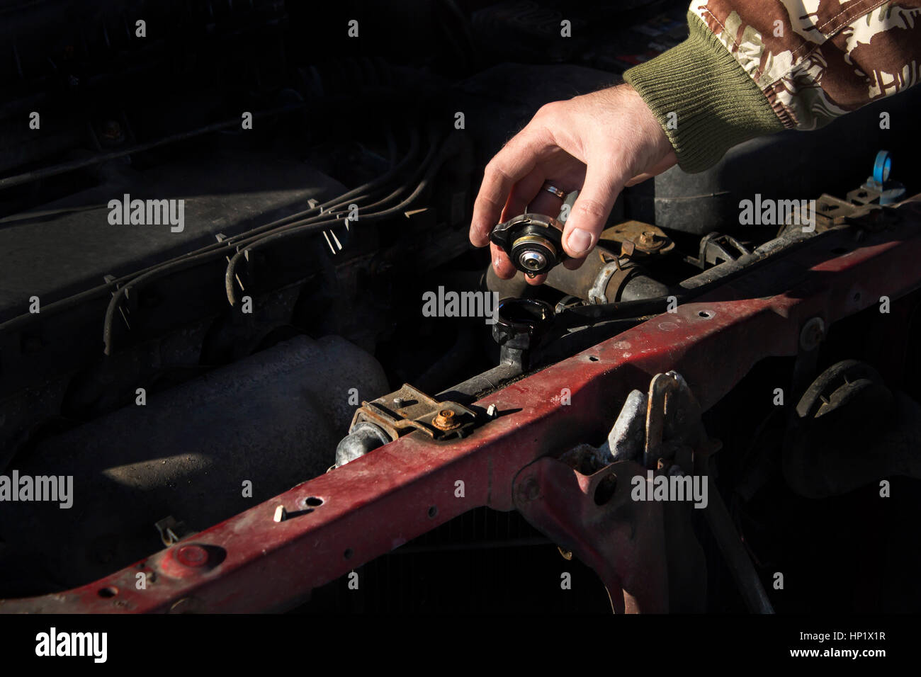 Überprüfen den Kühlmittelstand im Auto. Die Kappe des Heizkörpers, Check Flüssigkeit Ersatz Flüssigkeit. Stockfoto